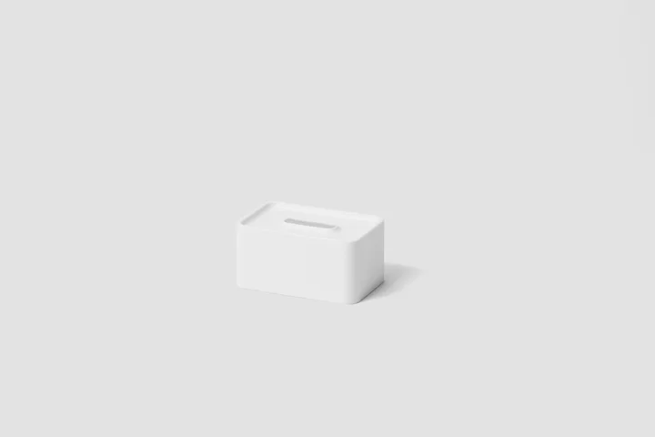 薄いグレーの背景に置かれた白いideaco compact tissue case
